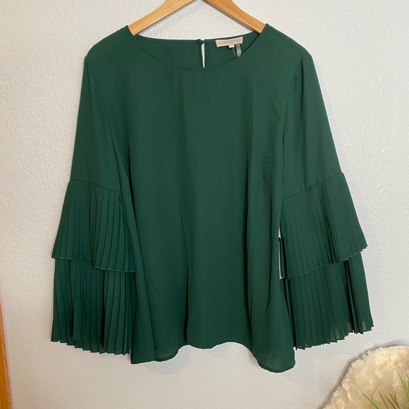 1. State Tops - 1 State green tiered sleeved blouse